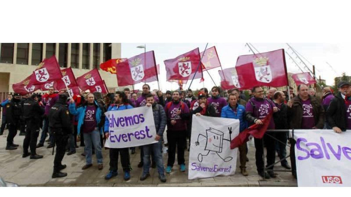 Trabajadores de Everest durante una de las movilizaciones que han protagonizado para tratar de impedir el fin de la compañía que ahora se anuncia.