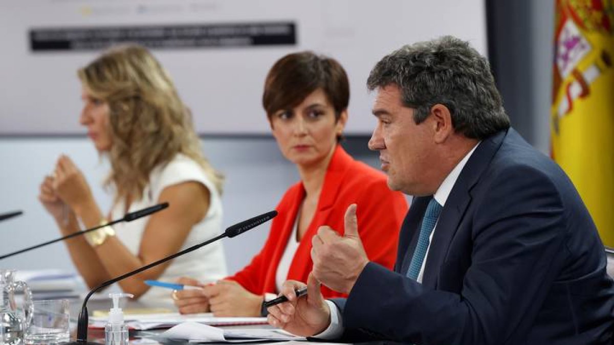 La vicepresidenta segunda y ministra de Trabajo, Yolanda Díaz (i), la responsable de Política Territorial y portavoz del Gobierno, Isabel Rodríguez, y el ministro de Inclusión, Seguridad Social y Migraciones, José Luis Escrivà, durante la rueda de prensa tras la reunión del Consejo de Ministros. J. J. GUILLÉN
