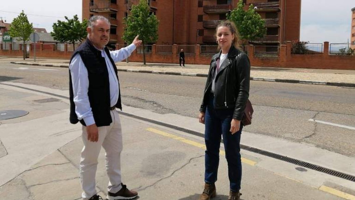 José Luis Nieto y Ester Muñoz visitaron las obras. DL