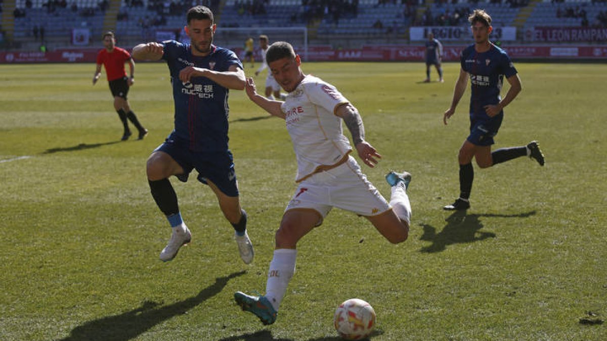La Cultural no fue capaz de armar juego en ataque para ganar a un Algeciras superior. FERNANDO OTERO
