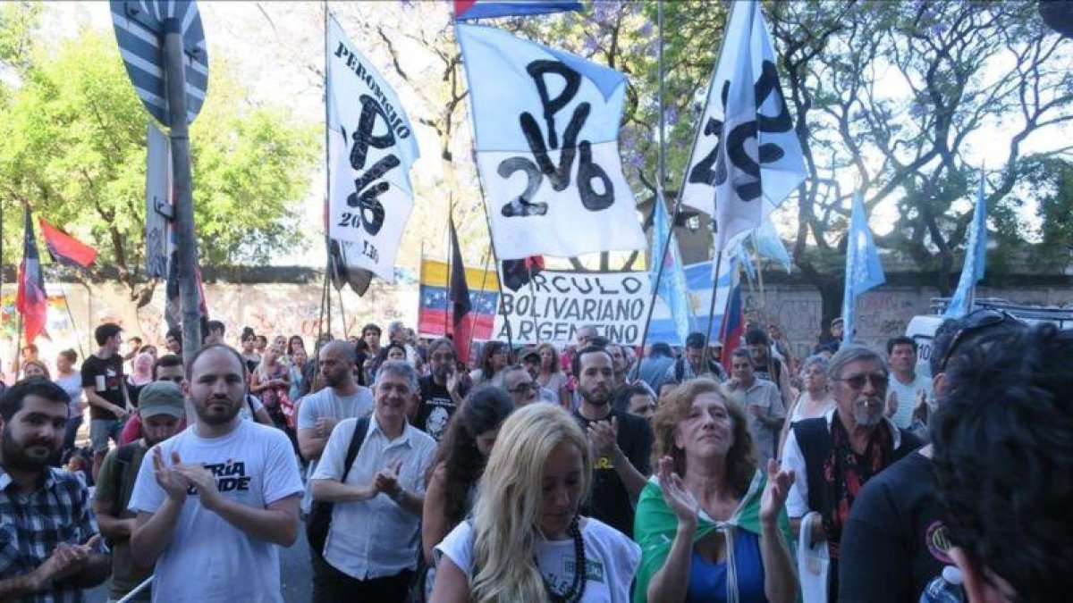 Manifestación ante la embajada venezolana en Buenos Aires contra la suspensión de Venezuela como kmiembro del Mercosur, este jueves.