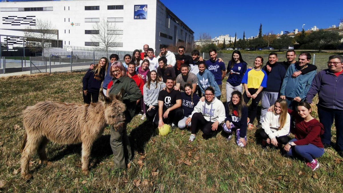 La burrita Leonor, con los alumnos. DL