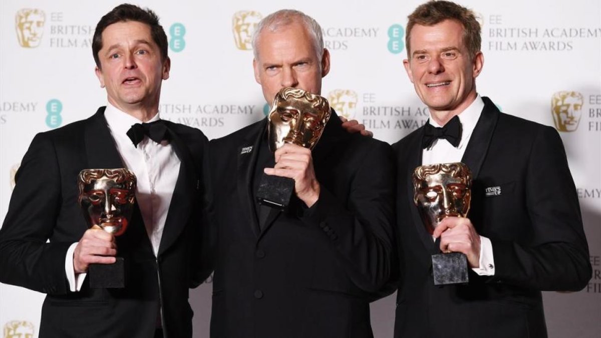 El director de Tres anuncios en las afueras, Martin McDonagh (en el centro) posa con el galardón a la Mejor Película junto con Pete Czernin (izquierda) y Grahm Broadbent, productores del filme.