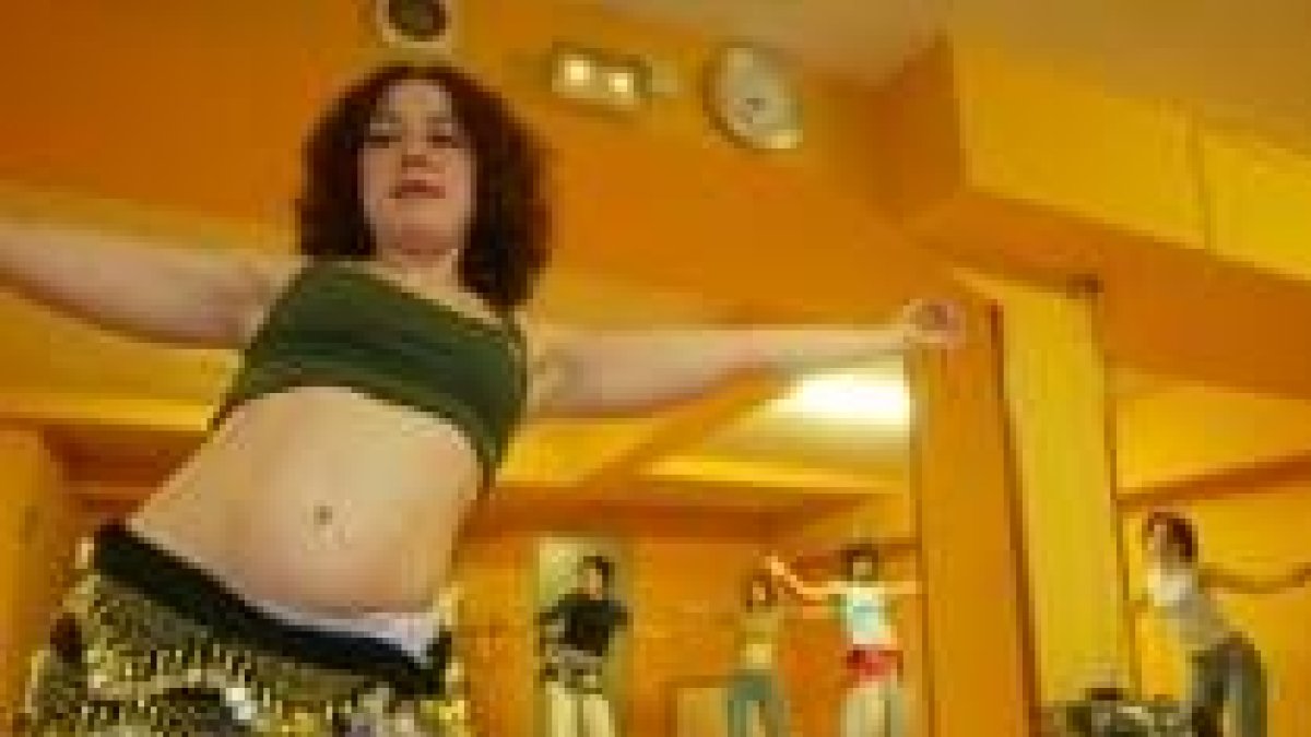 Helena Terán, profesora de danza del vientre, durante una de sus clases