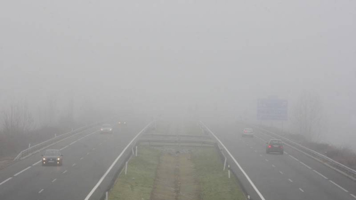 La autovía A6 a su paso por Ponferrada, afectada por la niebla
