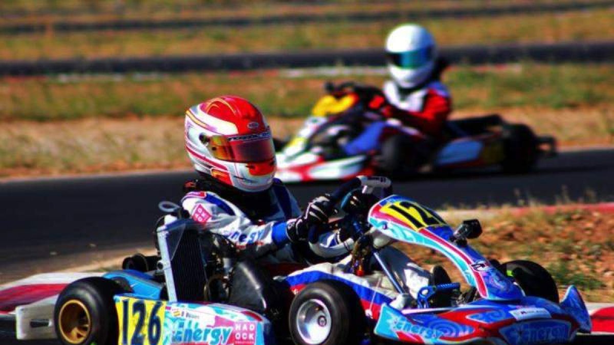 El piloto leonés David Vidales a los mandos de su kart.