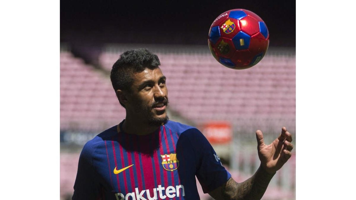 Paulinho se presenta en el césped del Camp Nou. QUIQUE GARCÍA