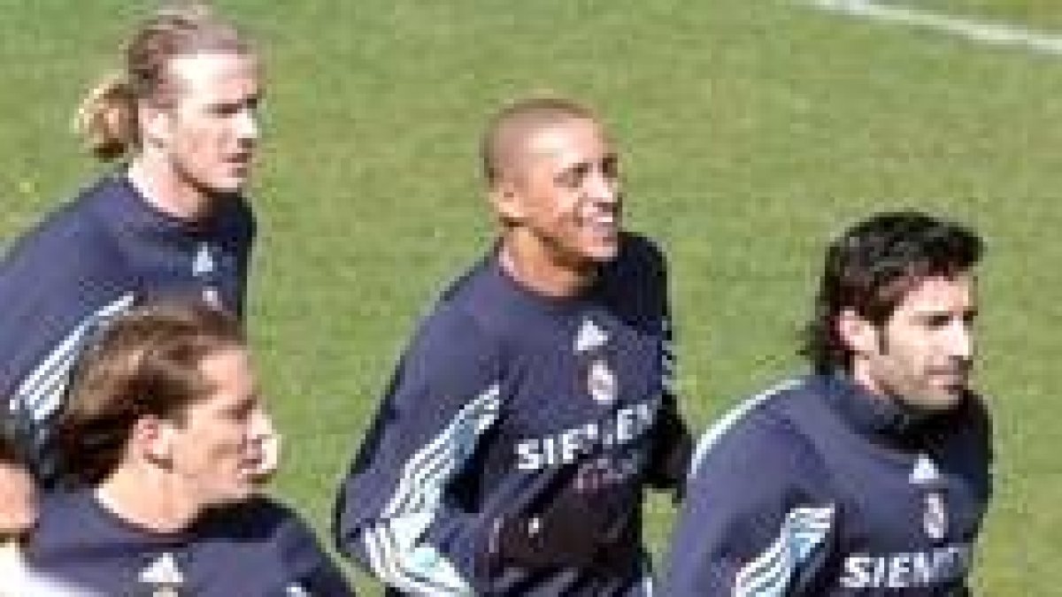 Salgado, Beckham, Roberto Carlos y Figo realizan carrera continua durante el entrenamiento de ayer