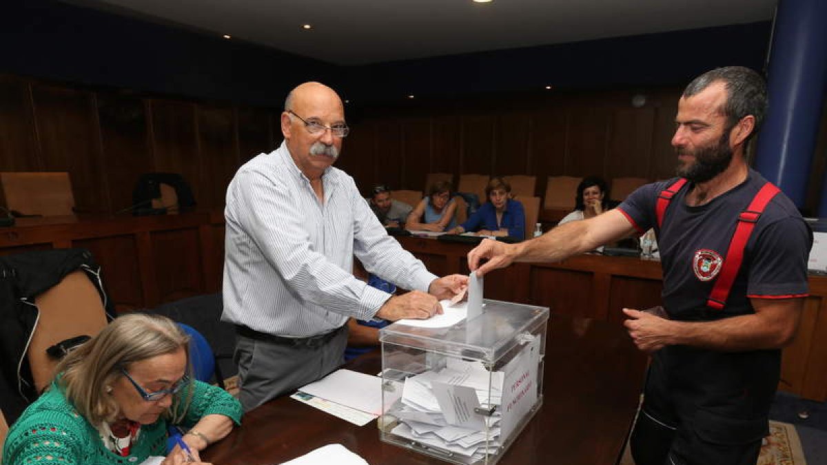 El salón de Plenos acogió la urna donde votaron 344 de los 384 trabajadores municipales.