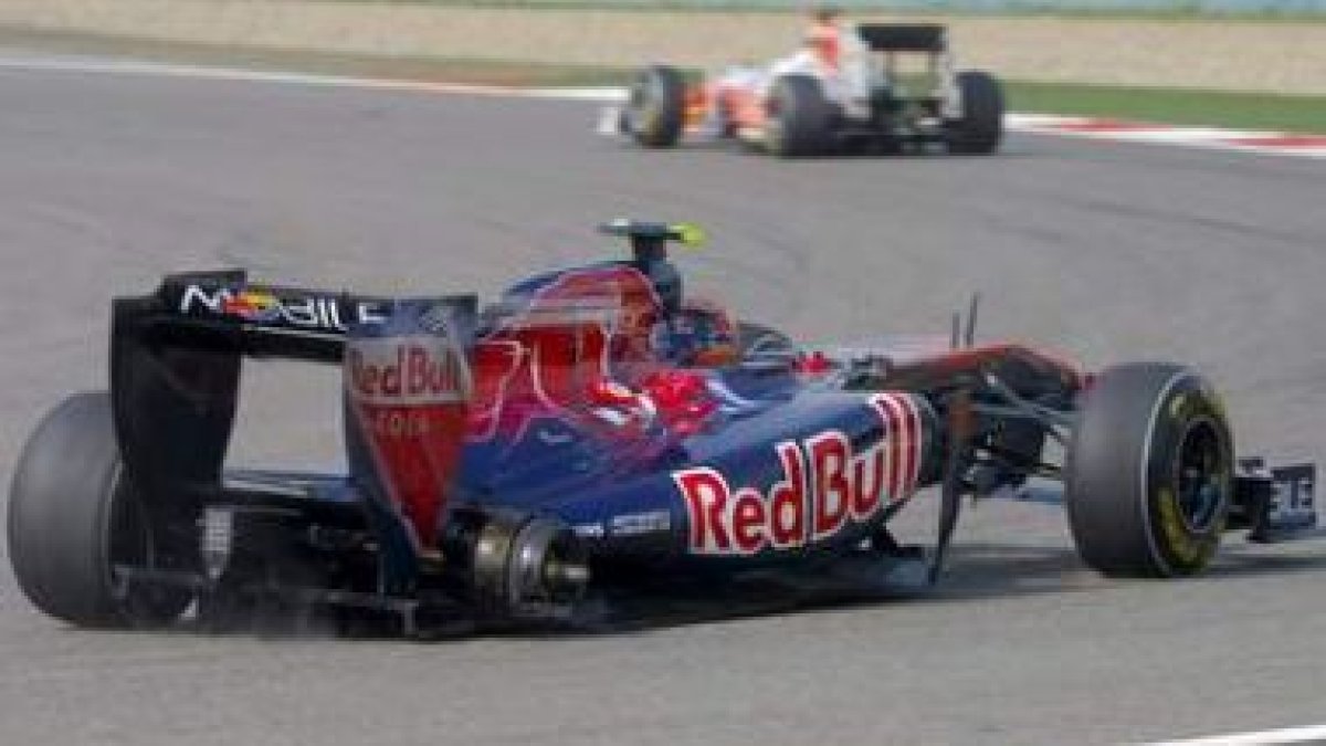 Alguersuari perdió la rueda tras el error de un mecánico.