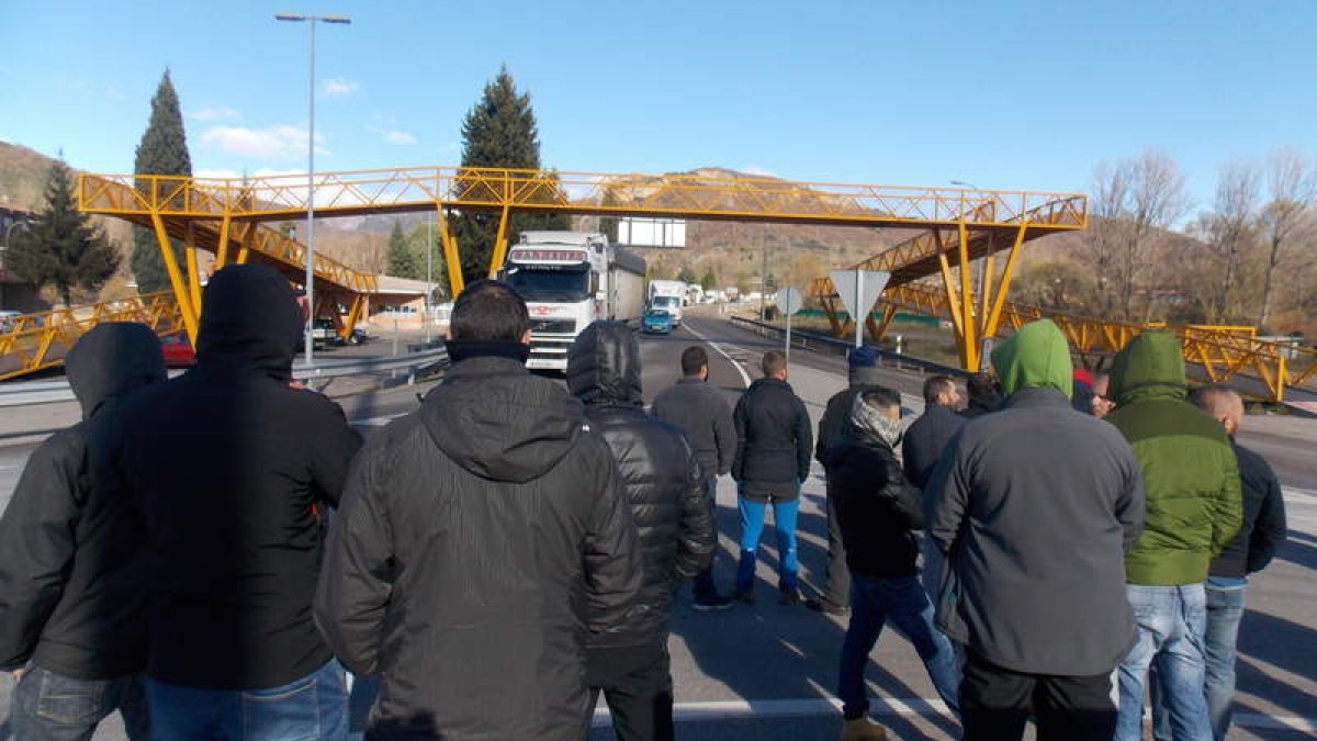 Los mineros se situaron en el cruce de la carretera de Asturias con la de La Magdalena