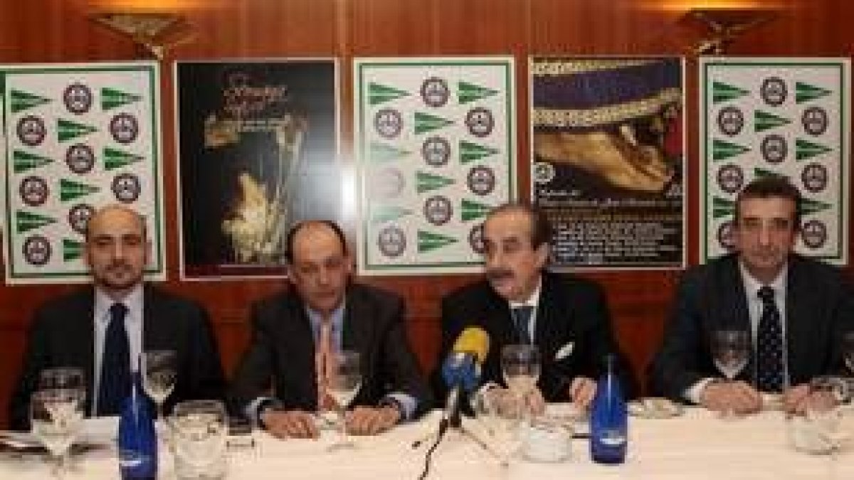 Juan Vázquez, Del Valle, Manuel Orellana, en la rueda de prensa