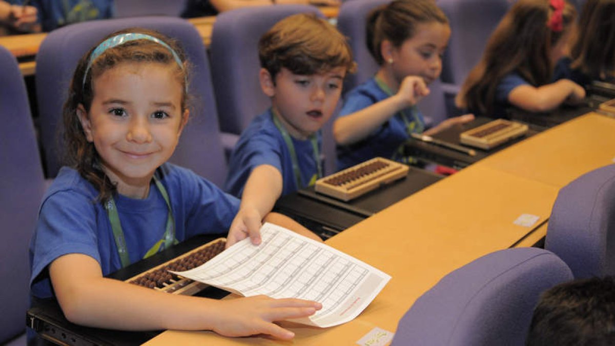Niñas y niños participantes en el cuarto campeonato de cálculo Aloha, que acaba mañana.