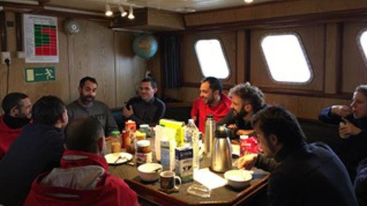 Tripulación del 'Golfo Azzurro', embarcación de Open Arms, en el puerto e Bezzina, en Malta.