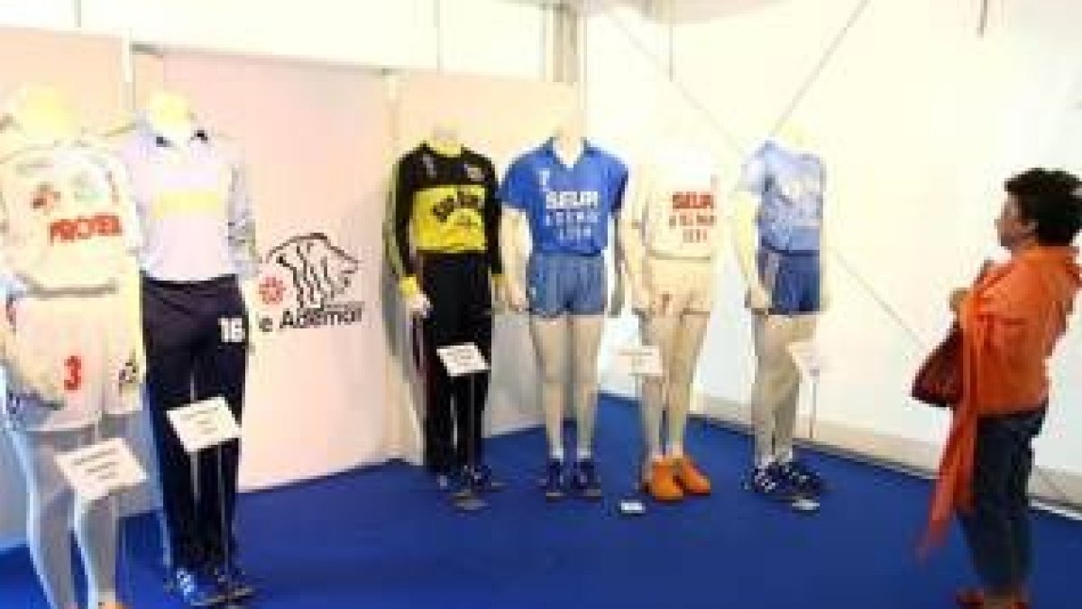 La exposición exhibe equipaciones antiguas del Ademar