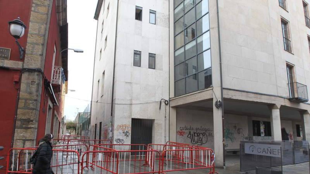 La calle afectada por el desprendimiento permanecía cortada ayer al tránsito.