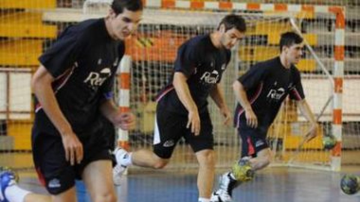 Montoro, Alilovic y Doder en un entrenamiento del equipo ademarista.