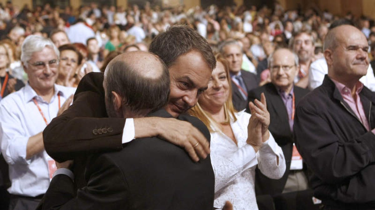 Zapatero abraza al candidato del PSOE a la Presidencia del Gobierno tras su intervención.