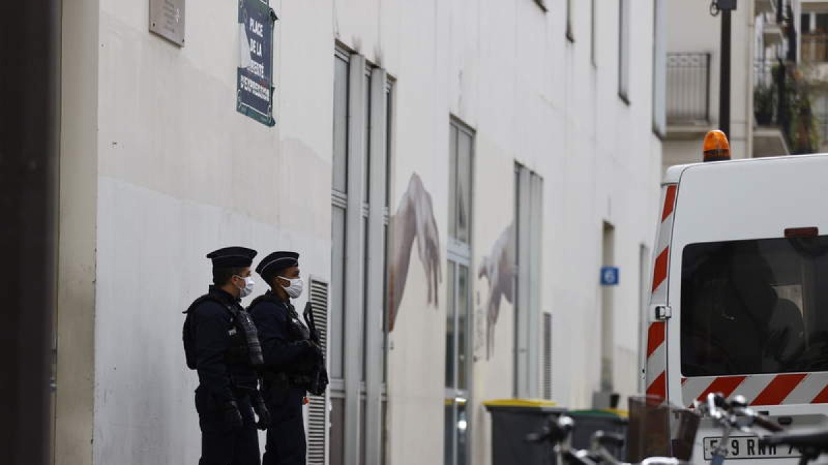 Dos agentes apostados en el lugar donde se produjo el ataque terrorista el sábado. IAN LANGSDON