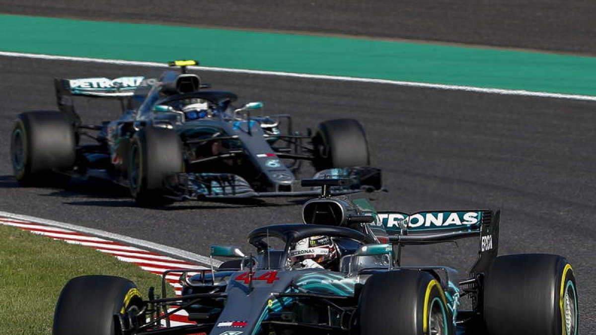 Lewis Hamilton lidera el Gran Premio de Japón celebrado en Suzuka. DIEGO AZUBEL