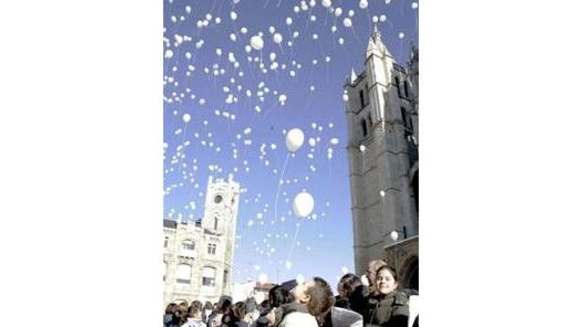 Momento en el que los alumnos contemplan emocionados los globos que han dejado escapar