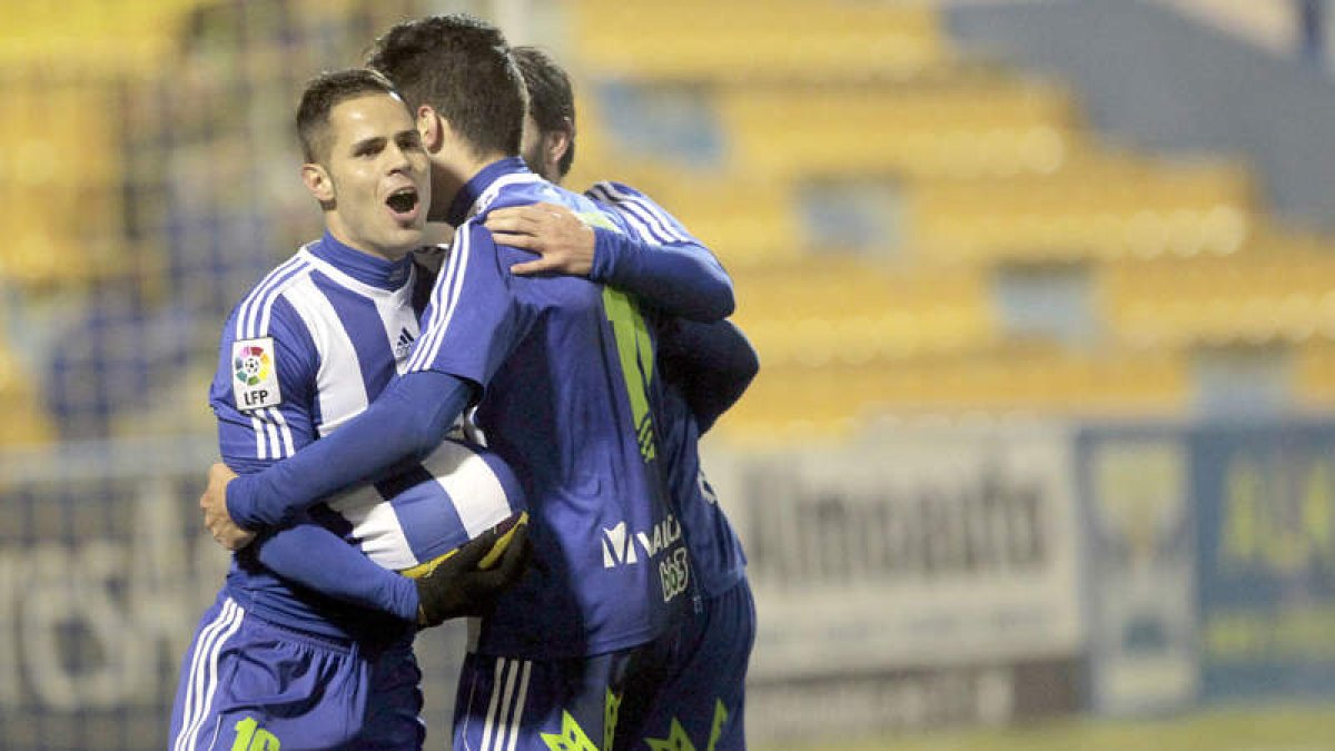 Acorán celebra con Sobrino el tanto del canario, que abría el marcador en Santo Domingo poniendo a la Deportiva por delante. Es el quinto gol del centrocampista canario esta temporada.