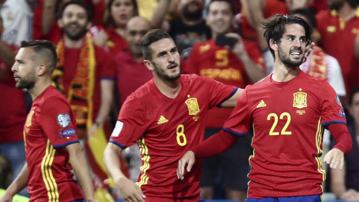 Koke felicita a Isco, autor de los dos primeros goles de España a Italia y uno de los grandes protagonistas del contundente triunfo de la selección española. MARISCAL