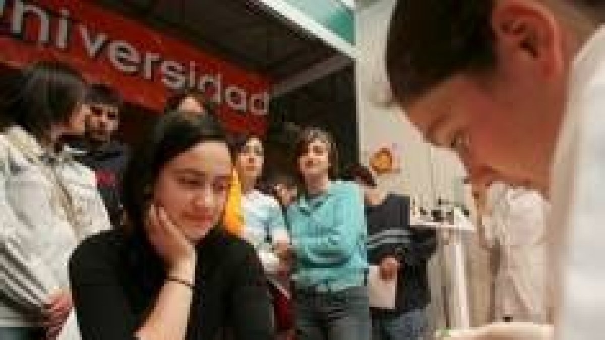 Una alumna de Ciencias de la Salud realiza una prueba a una joven