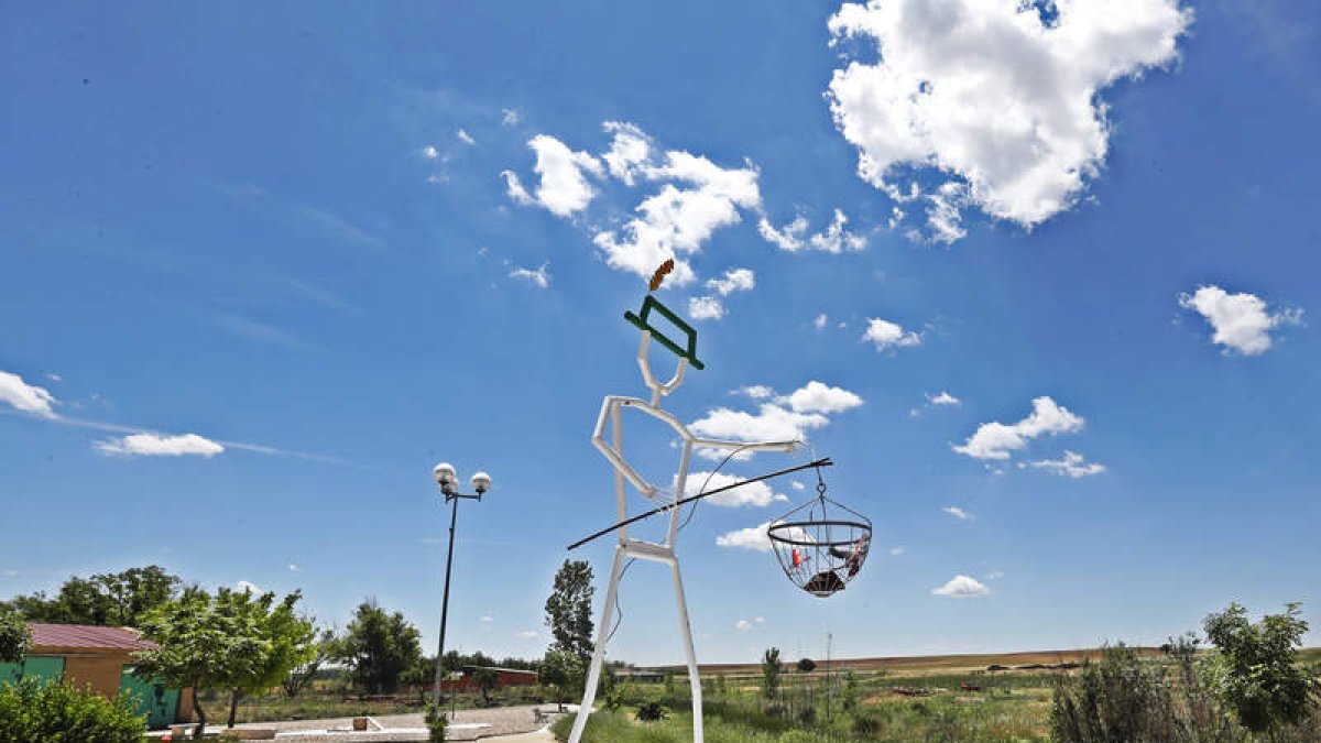 La localidad de Valdemora no forma parte de ninguna pedanía sino que tiene su propio Ayuntamiento. La mayor parte de sus ingresos y su modo de vida provienen de la agricultura. Dos son sus fiestas en verano; San Roque el 16 de agosto y La Piedad el tercer