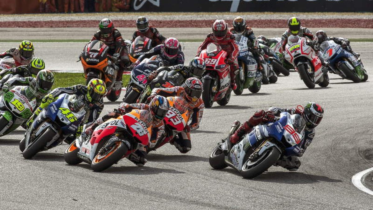 Jorge Lorenzo, Dani Pedrosa y Márc Márquez luchan por hacerse con la primera posición en el circuito de Sepang.