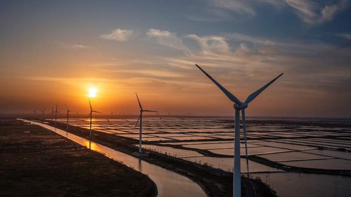 Generadores de energía eólica en Yancheng, provincia de Jiangsu. alex plavevski