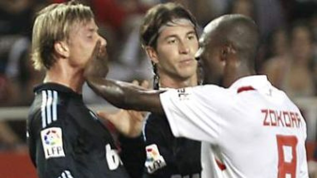 El sevillista Didier Zokora, a la derecha, tapa la boca a Guti durante un lance del partido celebrad