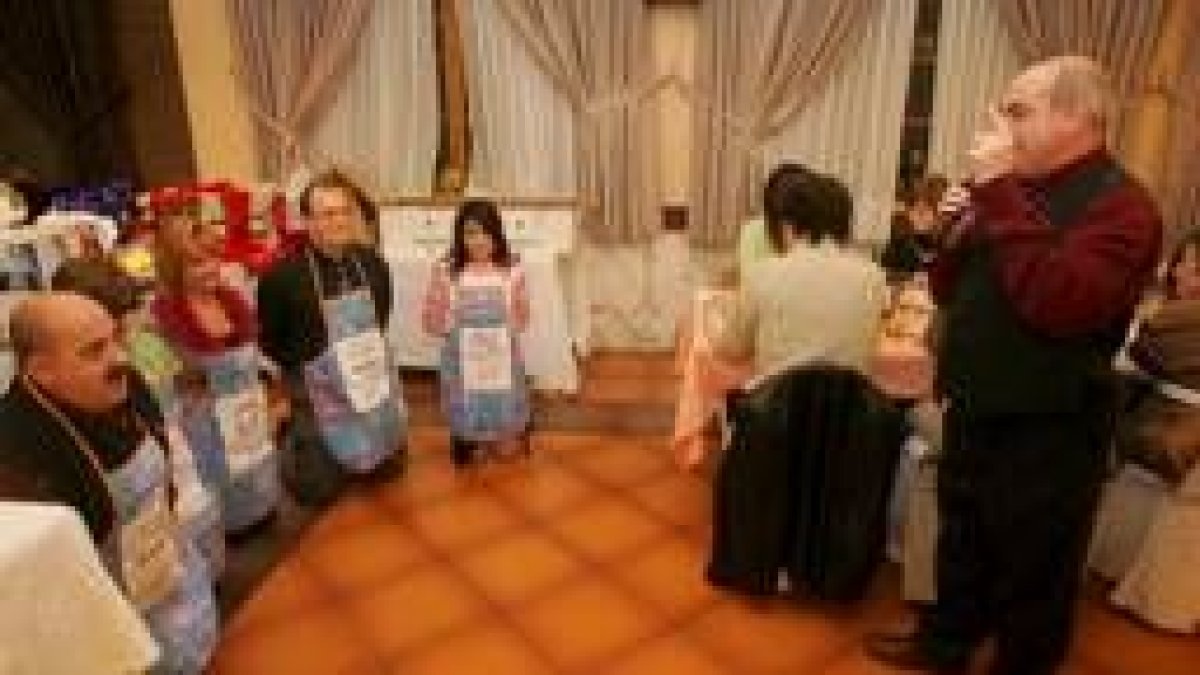 El presidente dirige la «ceremonia» de entrada de los nuevos miembros