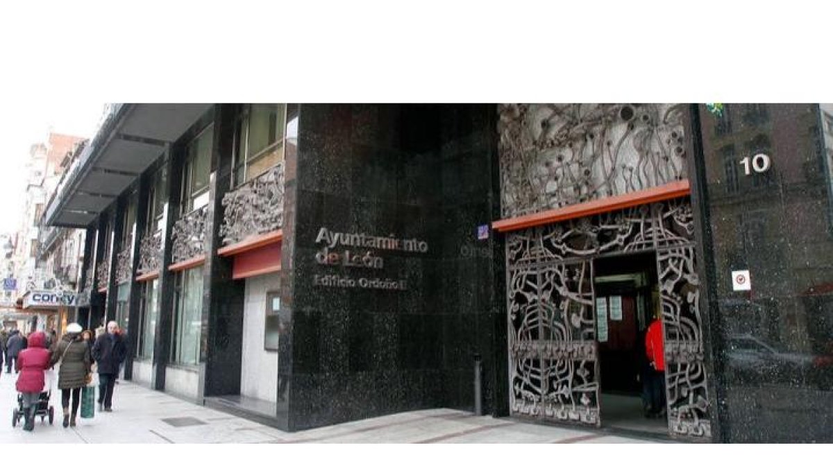 Entrada al Ayuntamiento de León. DL