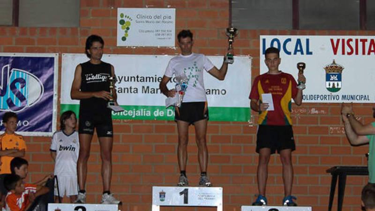 Alberto, en lo más alto del podio junto a Rabanal y Caminero.