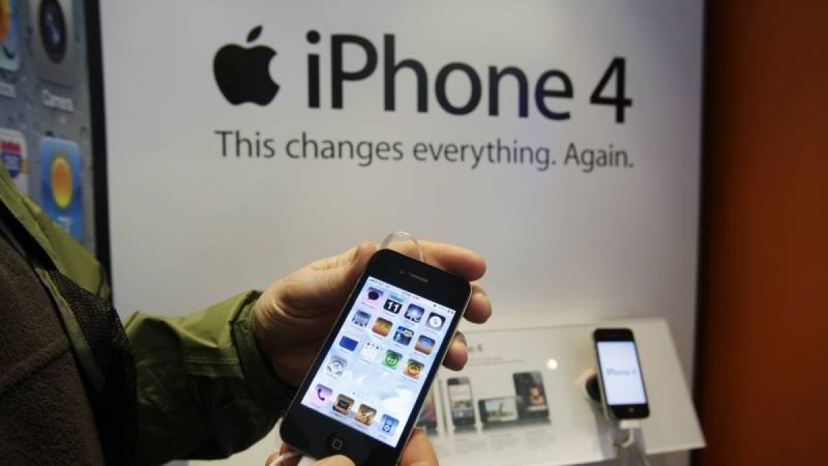 Un usuario muestra un Iphone4.
