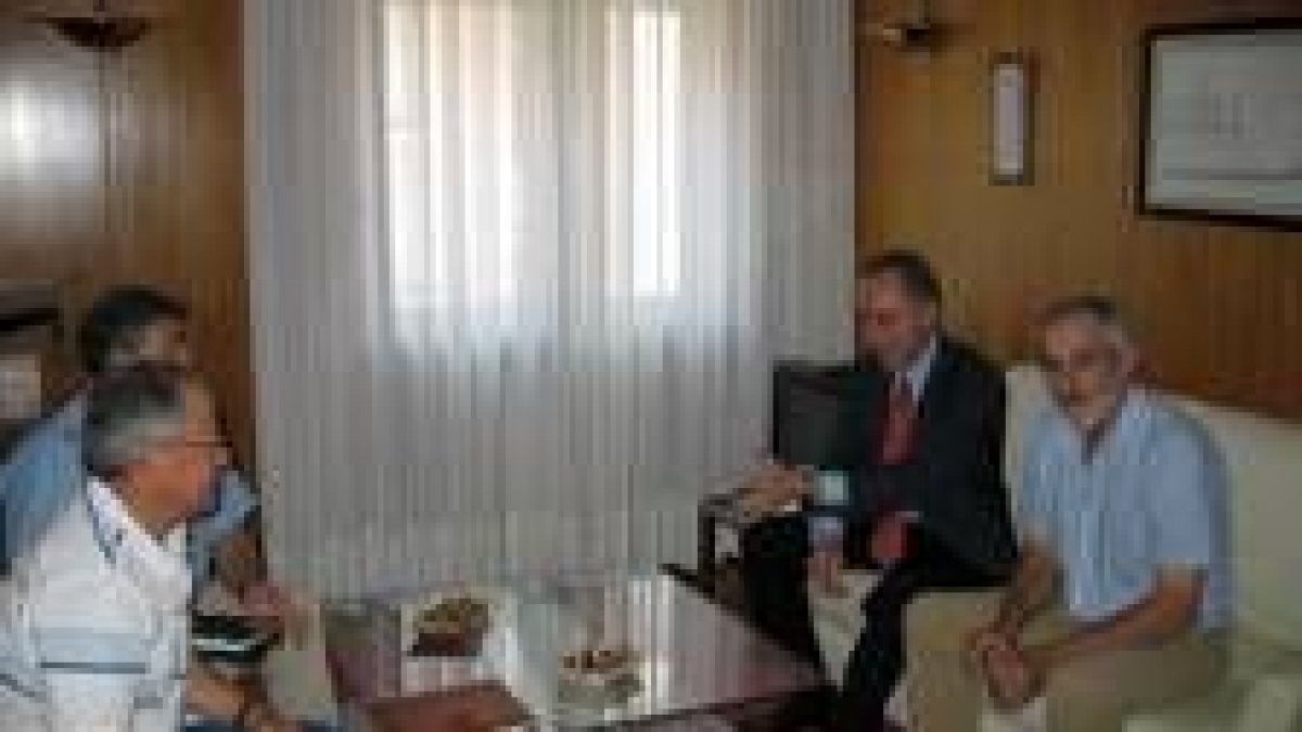 Juan Antonio Gato, presidente de la CHD, y Matías Llorente junto a otros dos dirigentes de la UPA