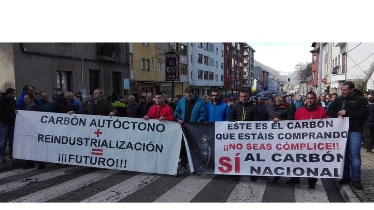 Los sindicatos de Laciana volvieron ayer a cortar las calles de Villablino para impedir el paso del carbón de importación. ARAUJO