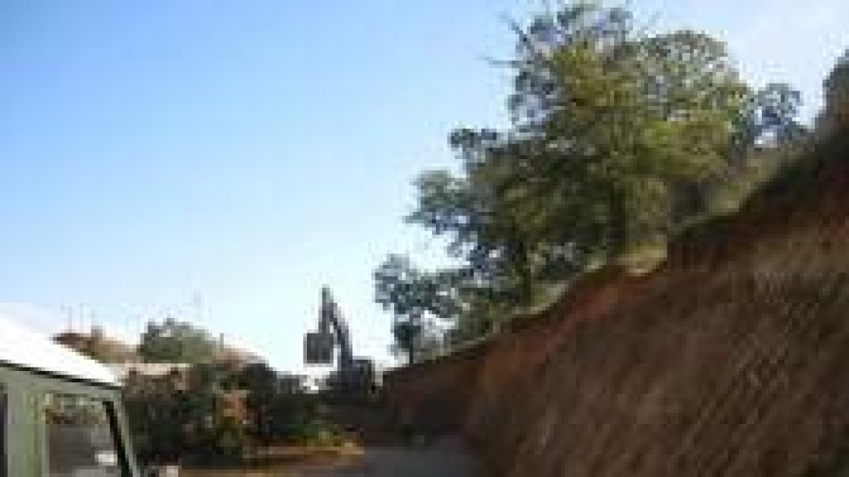 Las máquinas trabajan en el municipio de Castrocalbón para tratar de evitar posibles inundaciones