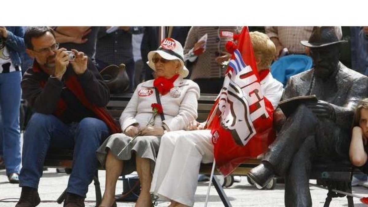 Dos pensionistas en Botines, durante la marcha del 1º de Mayo.