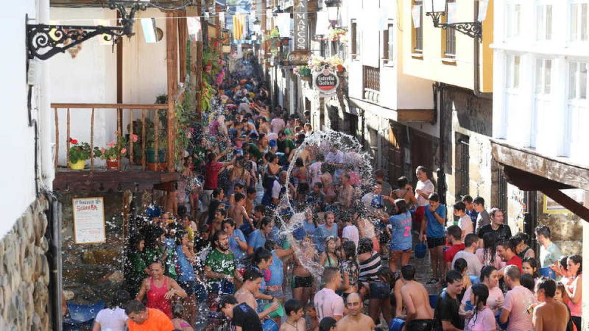 La Fiesta del Agua volverá a convertirse en uno de los actos más multitudinarios en la localidad de Molinaseca.