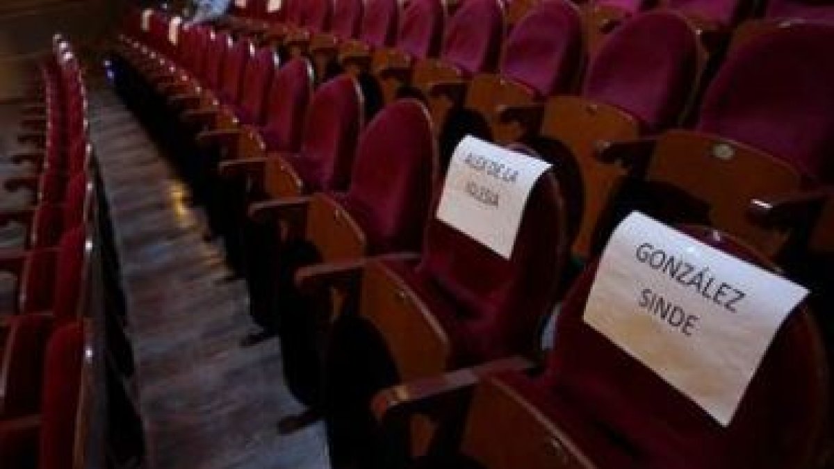 Butacas reservadas para el aún presidente de la Academia y la ministra de Cultura.