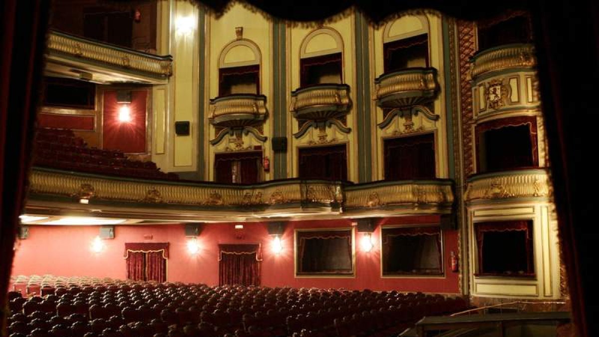 El patio de butacas del Teatro Emperador tal y como estaba en 2006, el año que cerró. RAMIRO