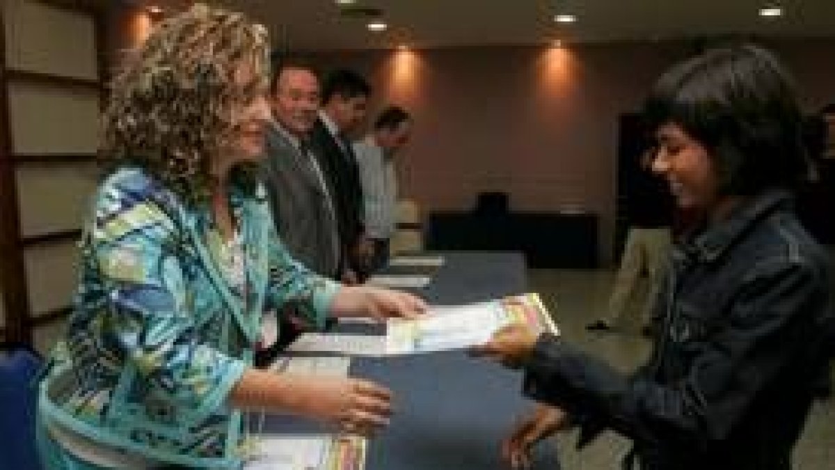 Maite del Cura, Saavedra, Fernando Paniagua y Vicente Fernández, ayer durante la entrega de diplomas