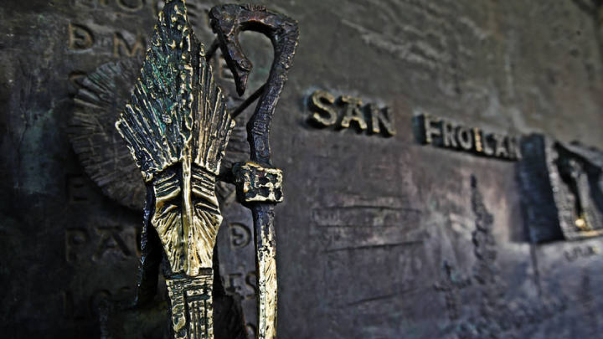 Tirar de la nariz de bronce de San Froilan es tradición.