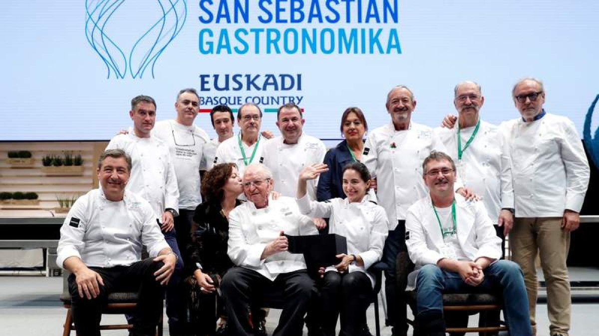 Juan Mari Arzak, sentado entre sus hijas, Elena (d), y Marta (i), así como de sus compañeros de profesión. JUAN HERRERO