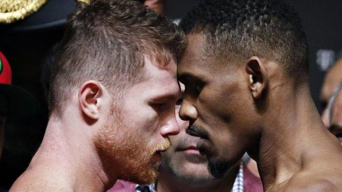 Canelo Álvarez y Daniel Jacobs chocan sus cabezas en el tumultuoso y ruidoso pesaje de ayer en Las Vegas.