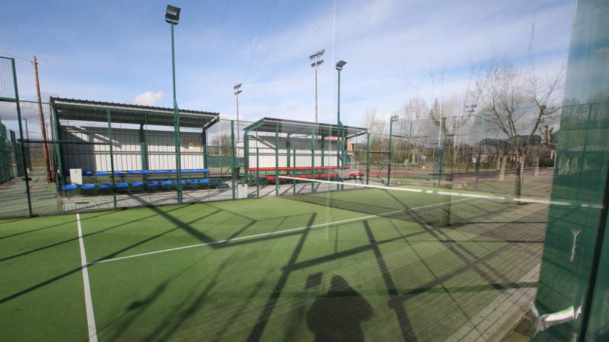 Imagen de las instalaciones deportivas situadas junto a las piscinas de Cubillos del Sil.