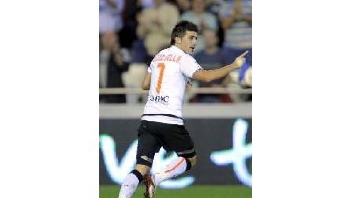 David Villa celebra el primero de los dos goles que consiguió ayer