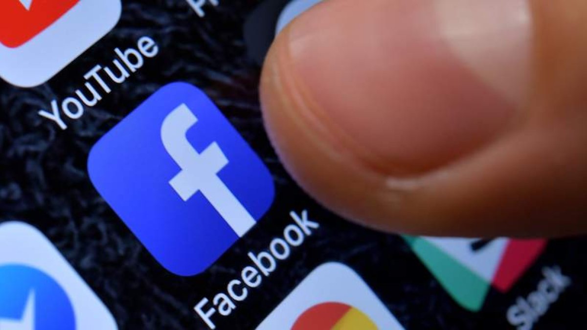 Iconos de varias redes sociales en un teléfono móvil.